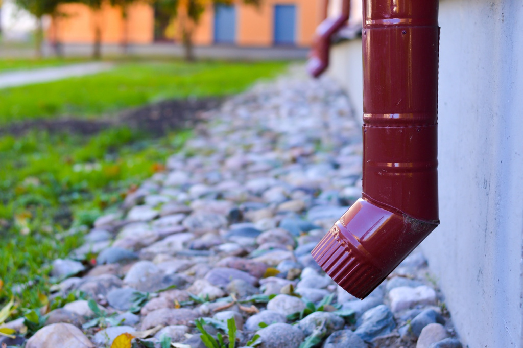 krasnyy sliv vodostoka.jpg